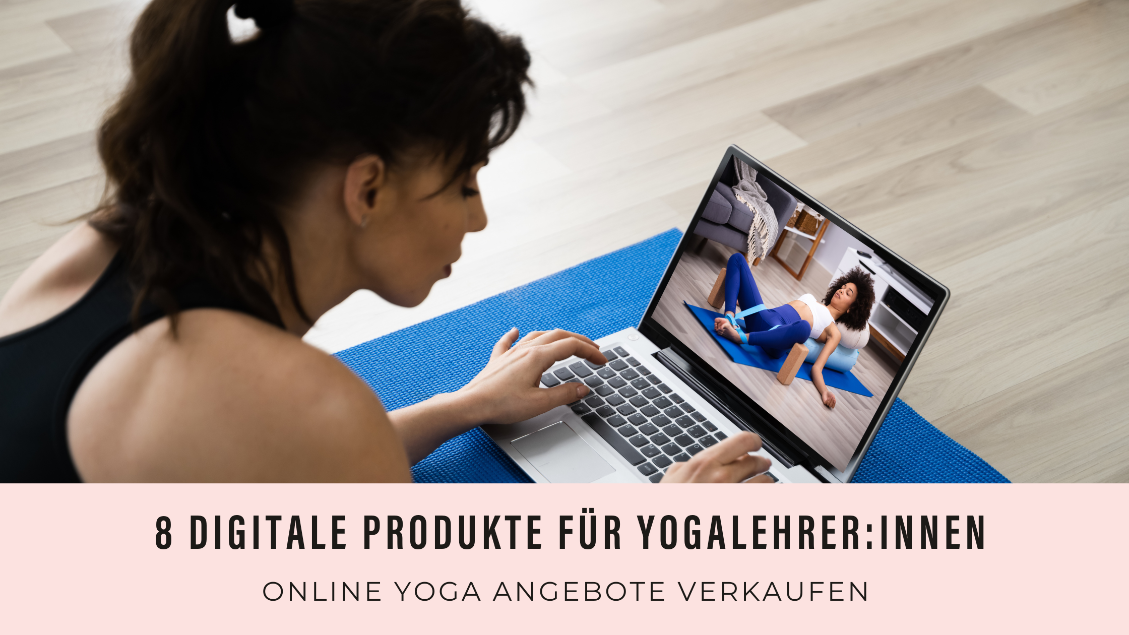 Eine weiße Frau schaut sich ein Yoga Video auf ihrer Yoga Matte an