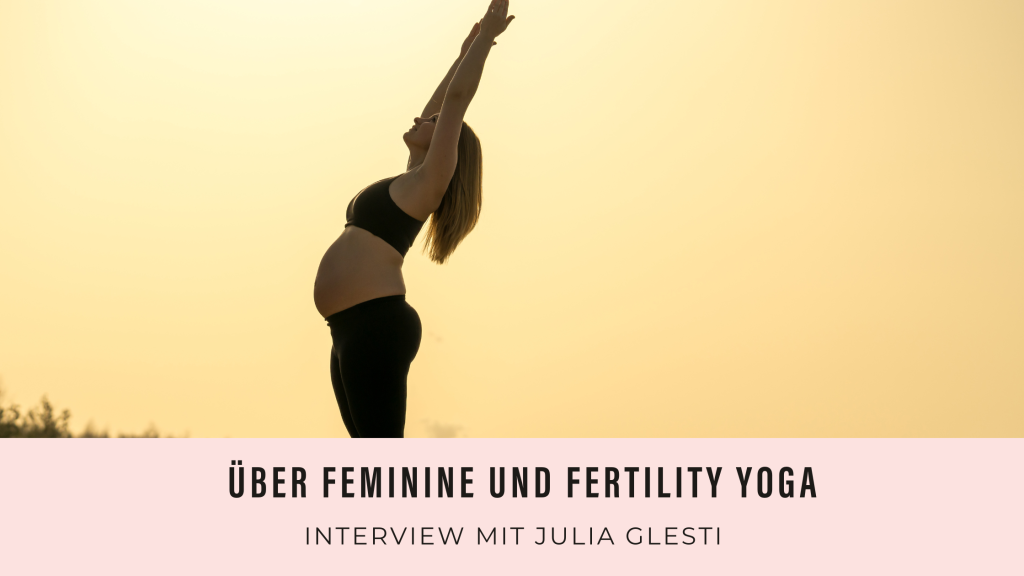 Schwangere Frau übt Yoga: Hintergrund orangener Himmel