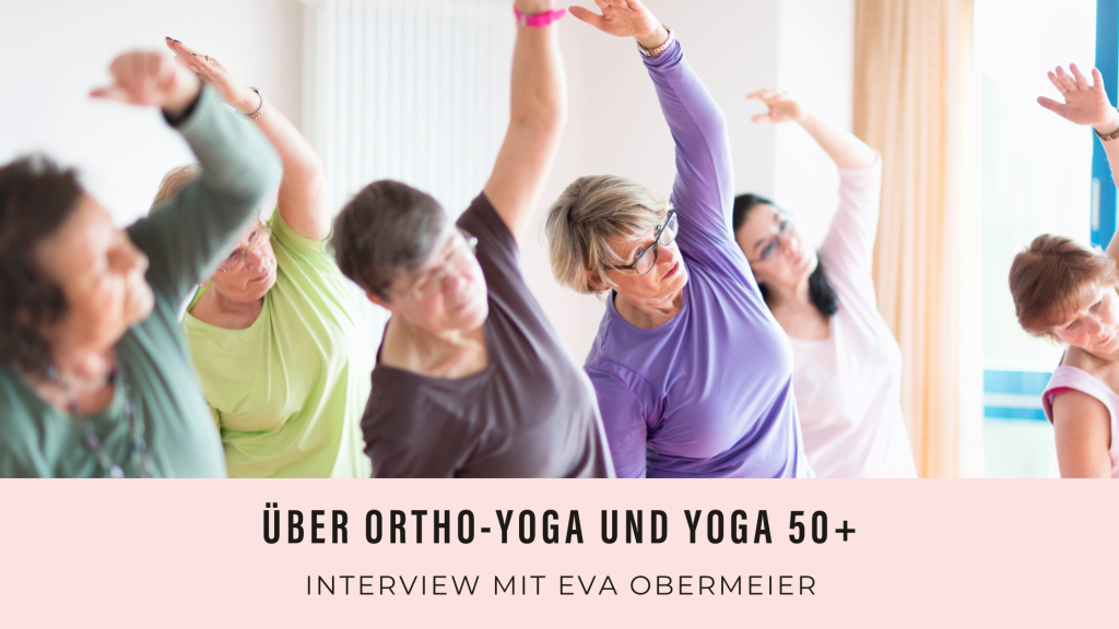 Eine Gruppe von weißen, älteren Frauen praktiziert zusammen Yoga
