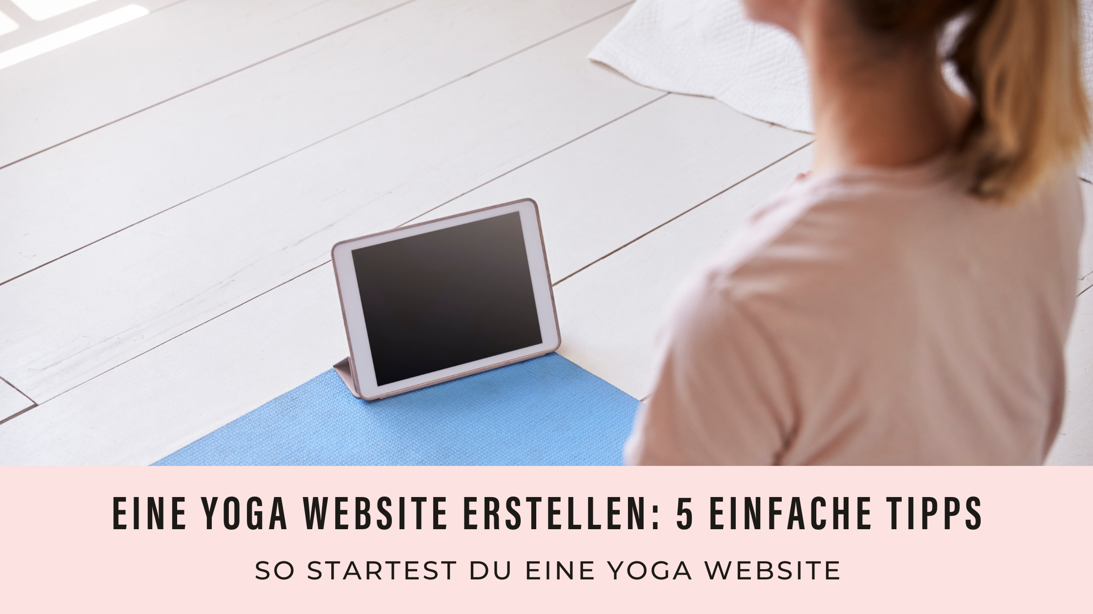 Yogalehrerin sitzt vor ihrem Laptop auf der Yogamatte