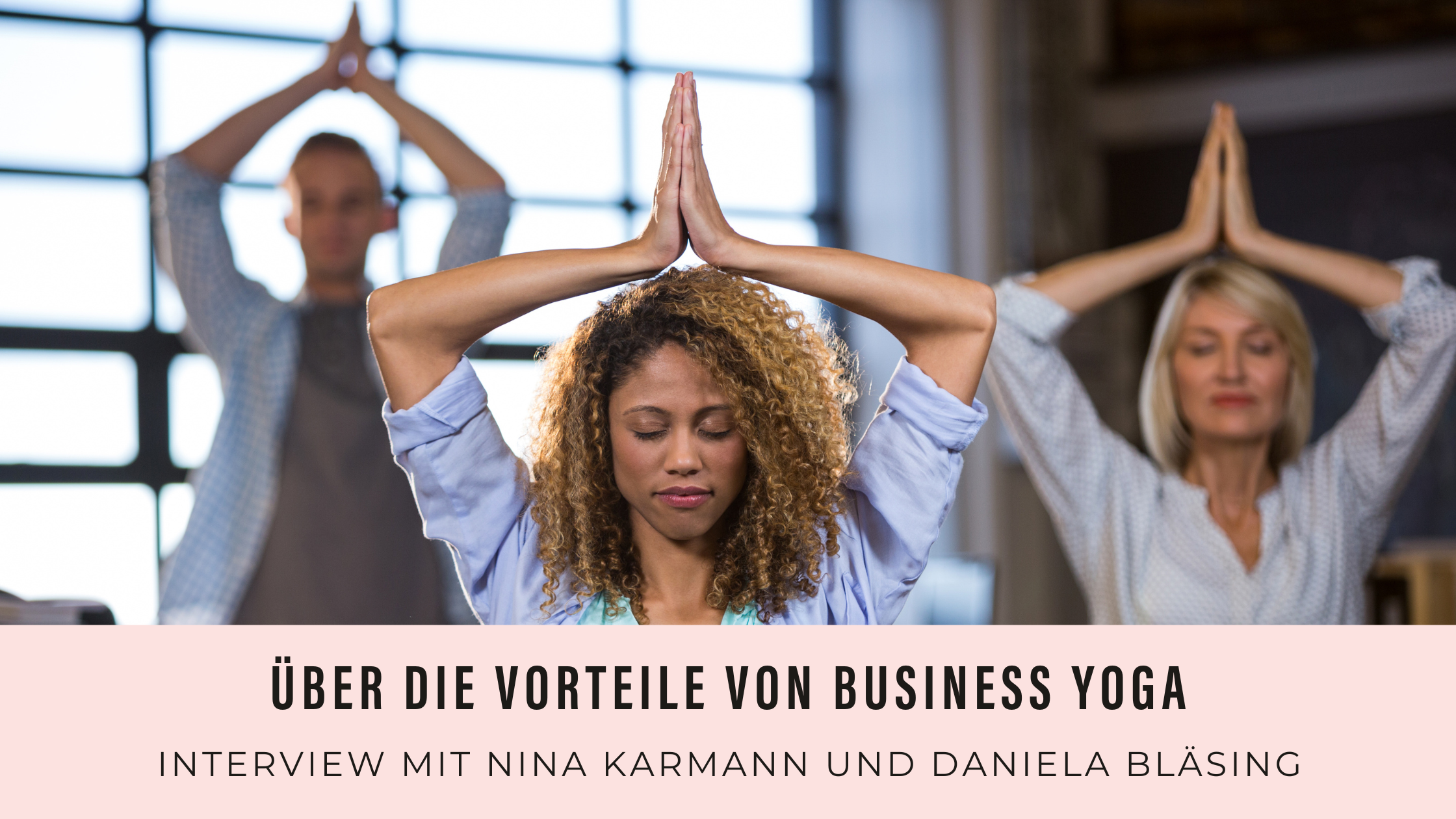 3 Frauen (2 weiße, 1 Poc) beim Business Yoga