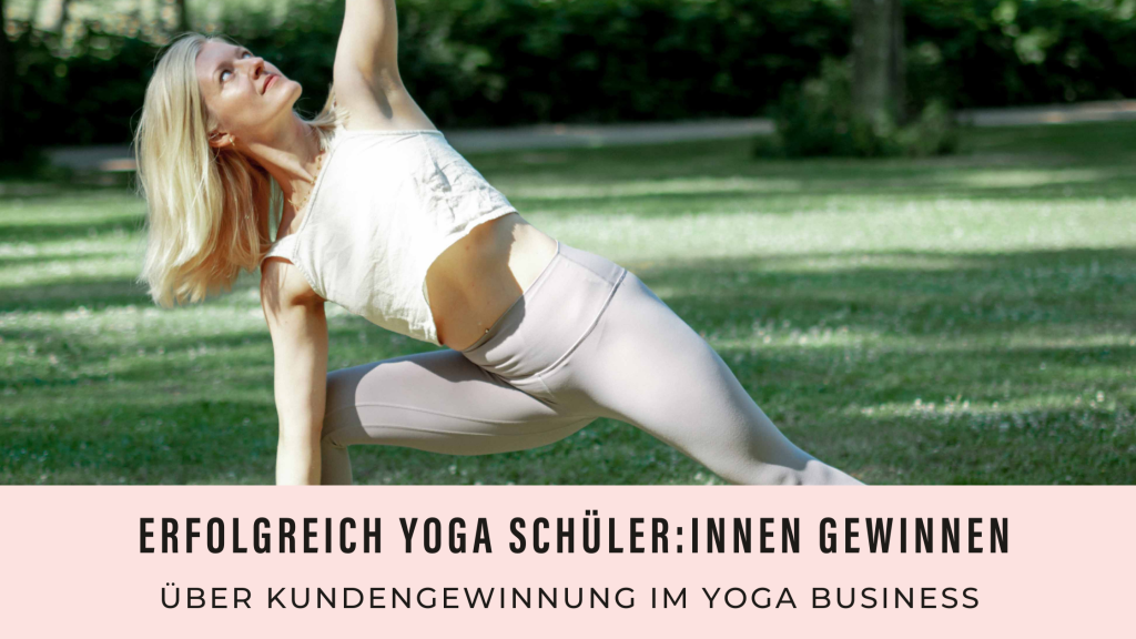Antonia von Yoga als Beruf praktiziert Yoga auf einer Wiese