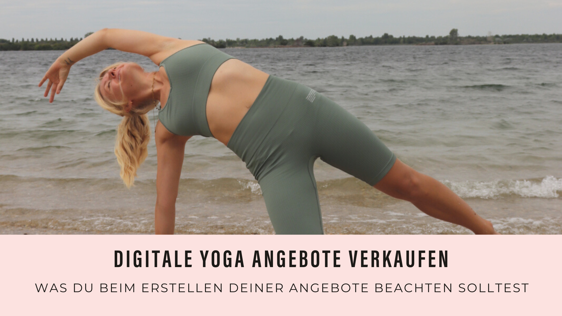 Antonia von Yoga als Beruf praktiziert Yoga am Strang in grüner Yogabekleidung