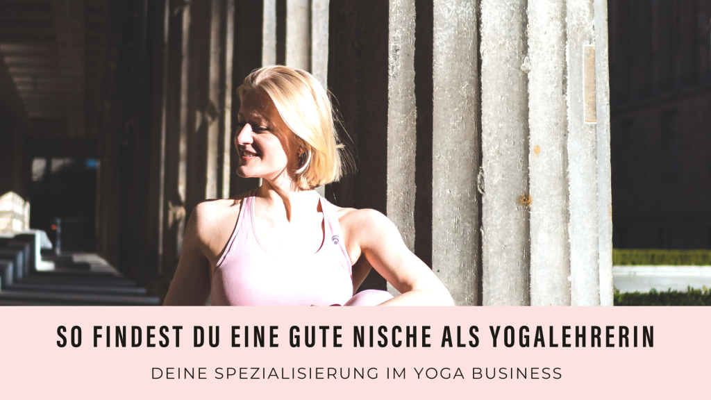 Antonia praktiziert draußen Yoga, in rosa Yoga Bekleidung.