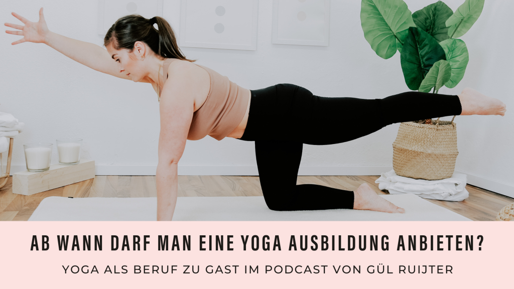 Gül Ruijter praktiziert Yoga auf einer Yogamatte
