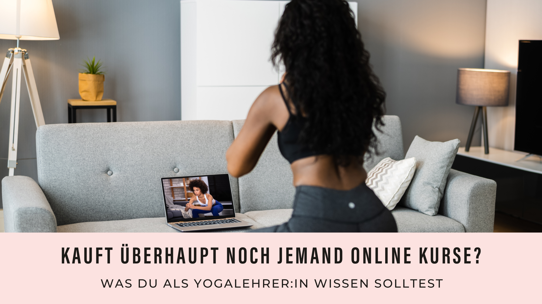 Eine Woman of Colour übt auf einer Matte Yoga. Vor ihr ist ein aufgeklappter Laptop.