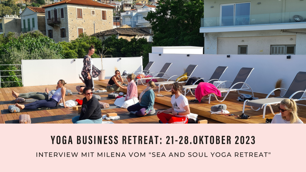 Zu sehen sind die Teilnehmer:innen des letzten Yoga Business Retreats auf der Dachterrasse des Hotels in Griechenland