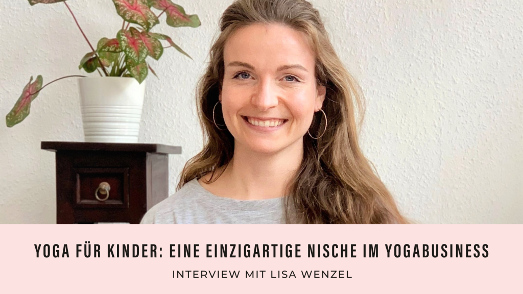 Auf dem Bild lächelt Yogalehrerin Lisa Wenzel nett in die Kamera