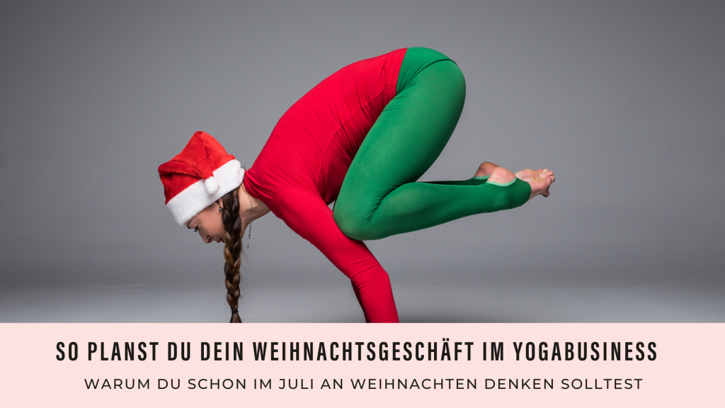 Eine weiße Frau in Weihnachtsbekleidung (rot/grün) befindet sich in der Krähen Pose (Yoga).