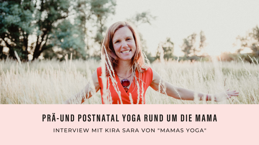 Zu sehen ist Yogalehrerin Kira Sara in einem roten Kleid, umgeben von einem Feld in der Natur