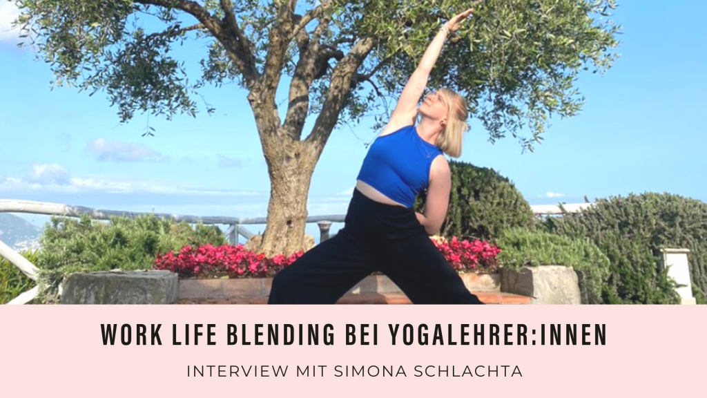 Zu sehen ist Yogalehrerin Simona draußen in einer Yogapose vor einem Baum
