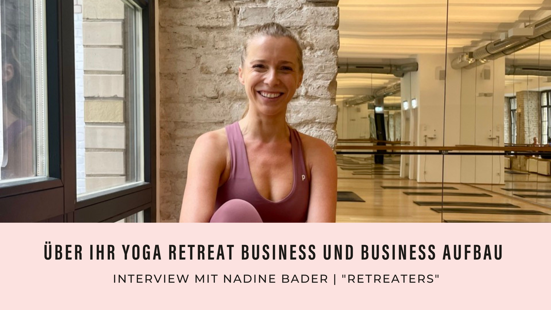Zu sehen ist Nadine Bader in einem lilanen Yoga Outfit.