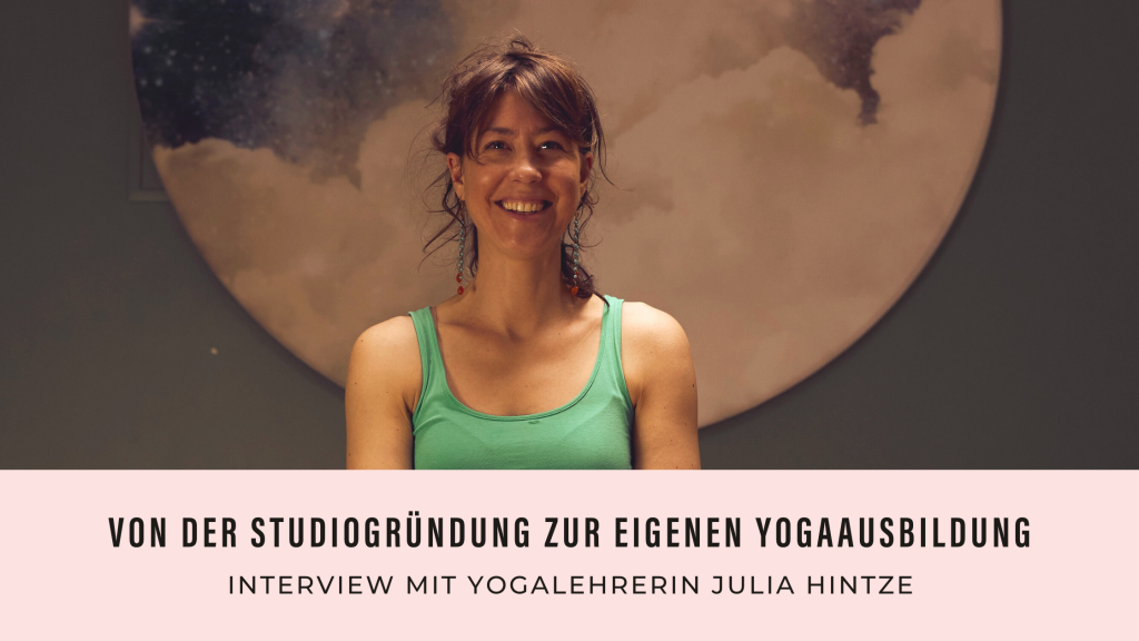 Zu sehen ist Yogalehrerin Julia Hintze, im Schneidersitz.
