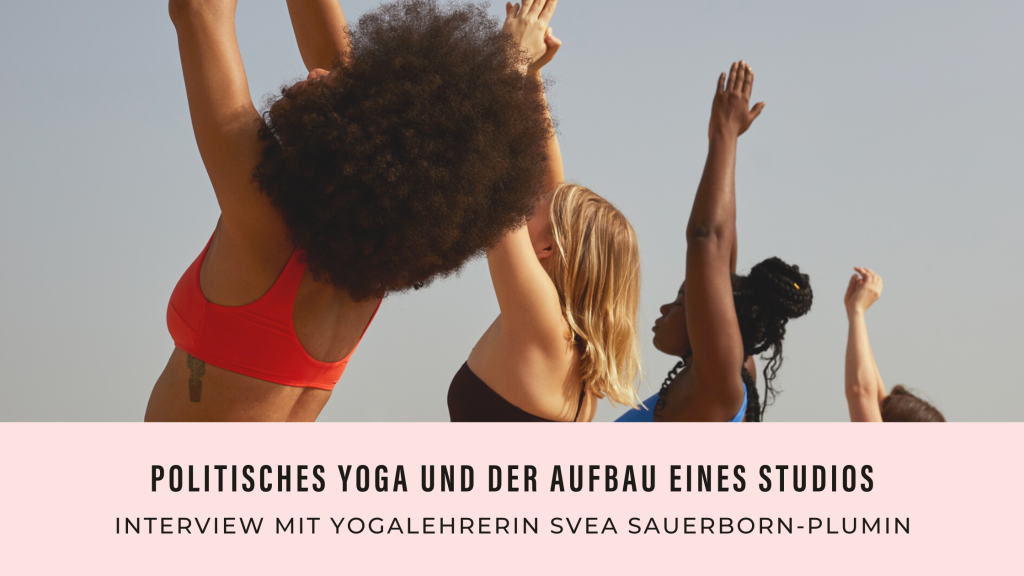 Zu sehen sind 4 Frauen, 2 Women of Colour und zwei weiße Frauen, die Yoga üben