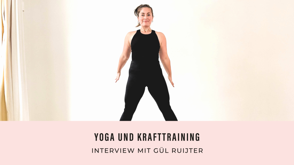 Zu sehen ist Yogalehrerin Gül Ruijter in einer Kraftpose .