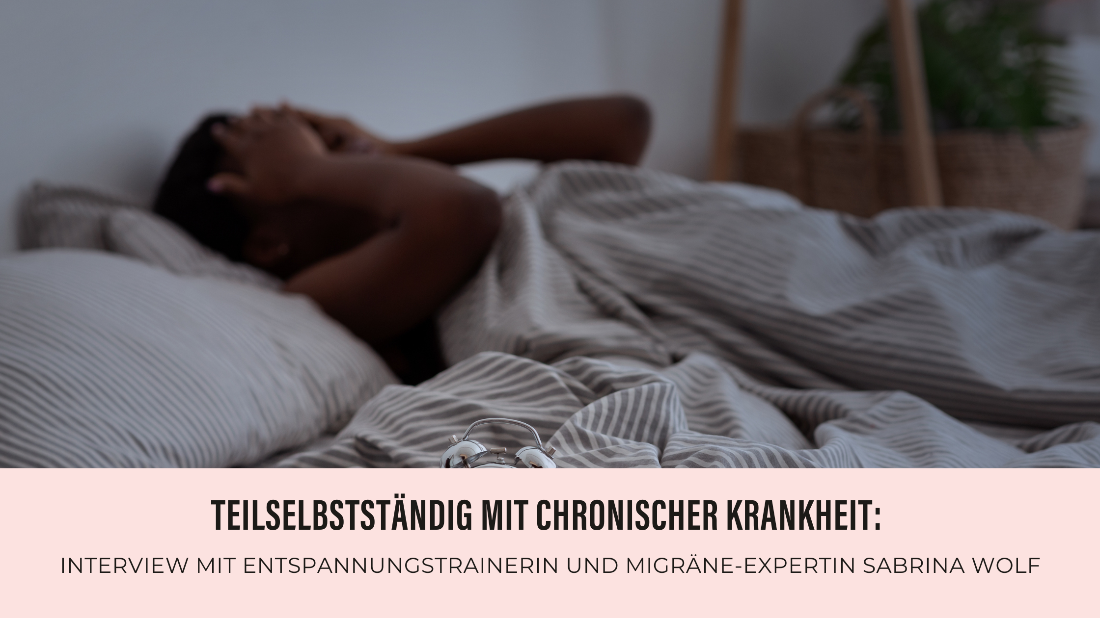 Zu sehen ist eine Frau, die im Bett liegt und die sich die Hände vor das Gesicht hält, aufgrund einer Migräne Attacke